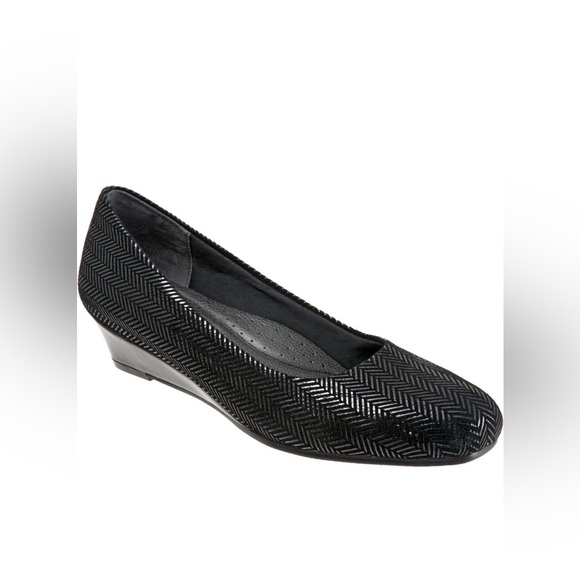 Trotters Shoes - NWOT Trotters Lauren Herringbone Wedge Pumps